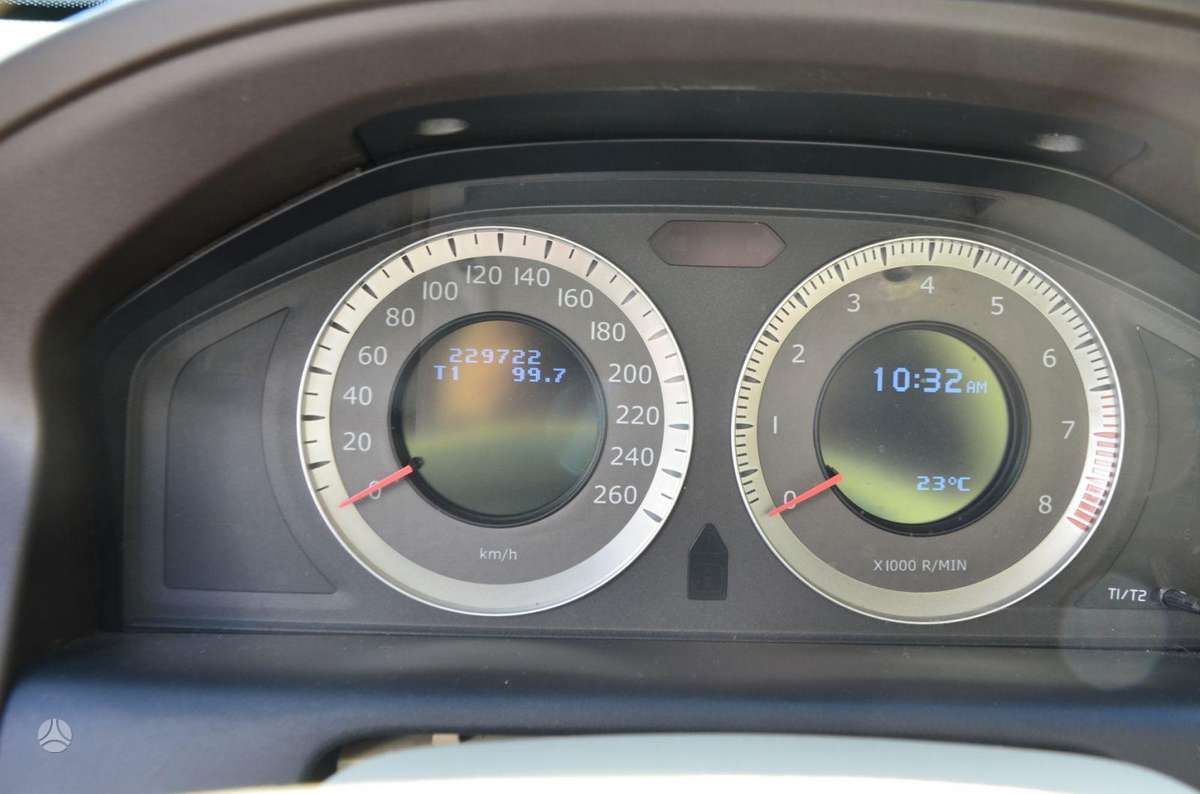Volvo XC60 2010 — photo 36