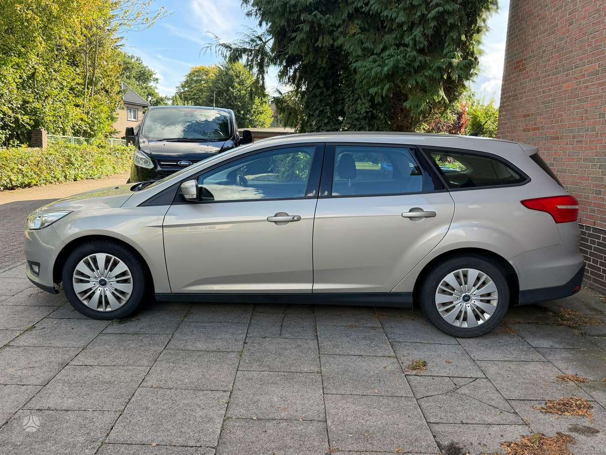 Ford Focus 2015 — вигляд ззаду