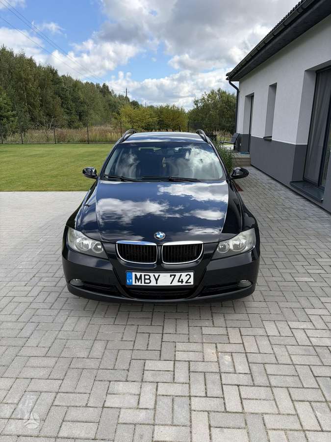 BMW 320 2005 — вигляд ззаду
