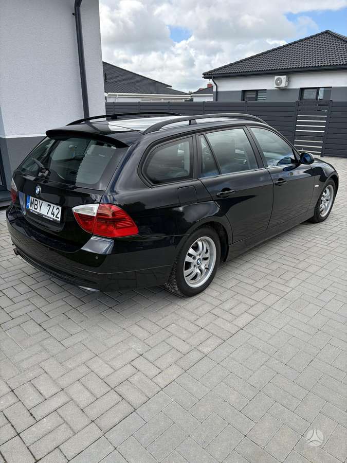 BMW 320 2005 — салон