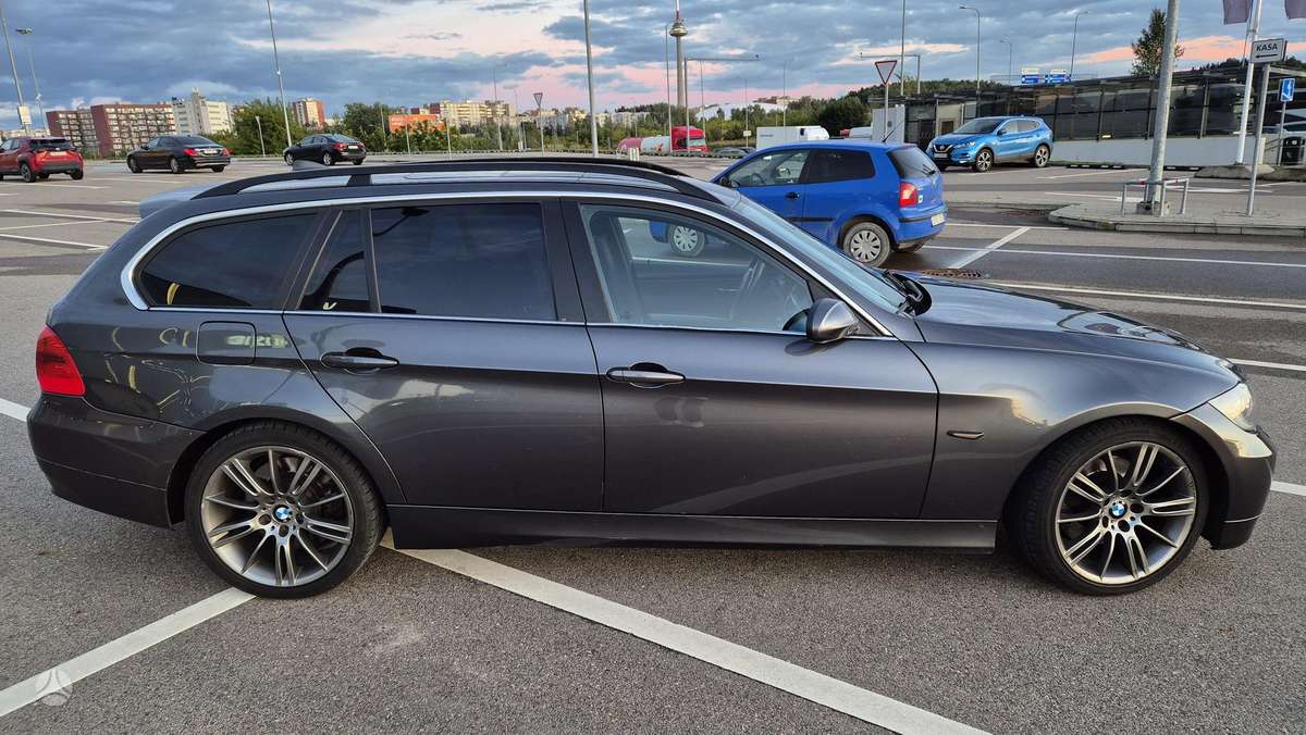 BMW 325 2007 — rear view