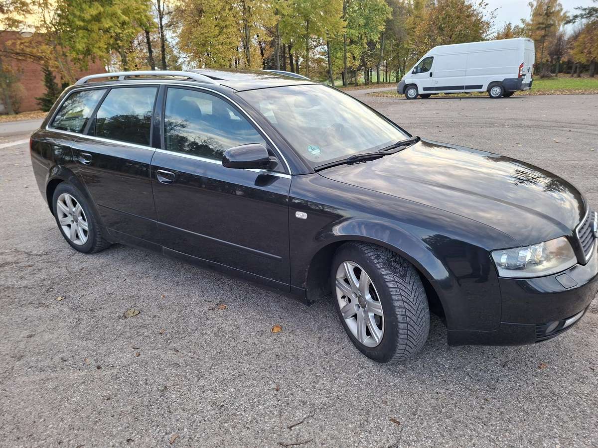 Audi A4 2004 — салон