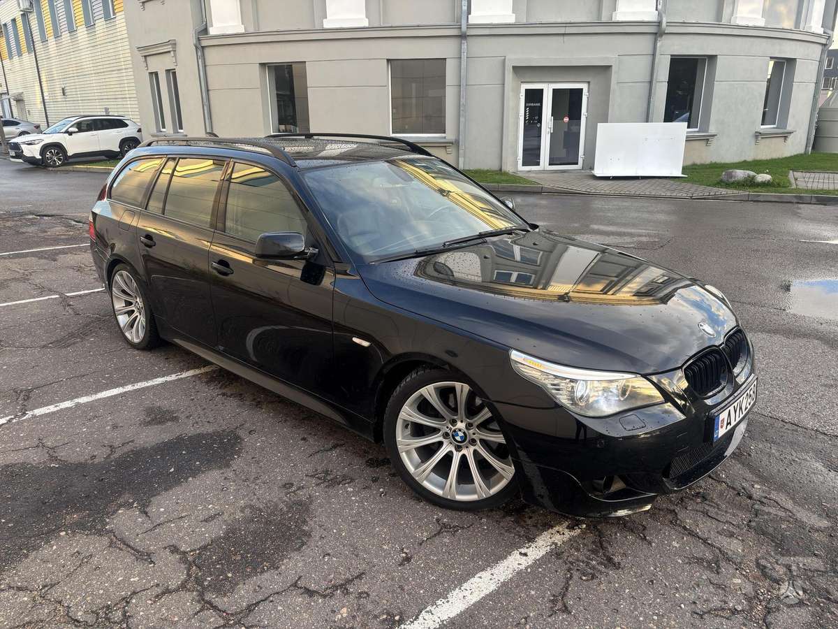BMW 530 2005 — вигляд ззаду