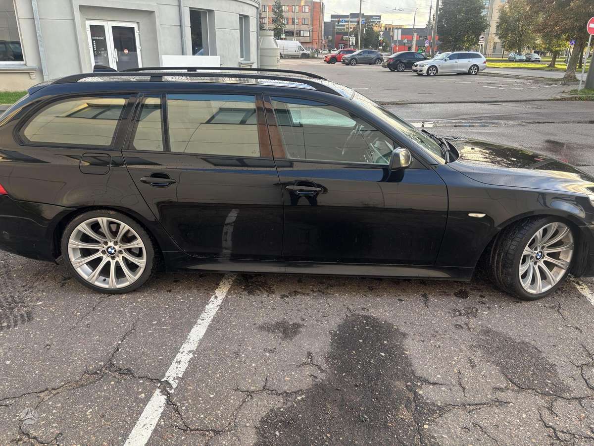 BMW 530 2005 — салон