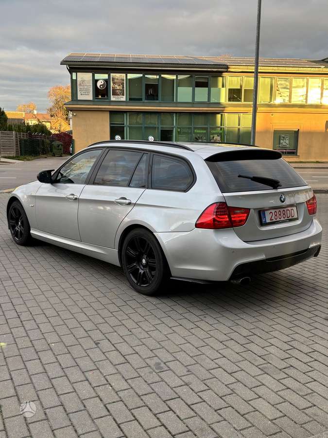 BMW 318 2011 — вигляд ззаду