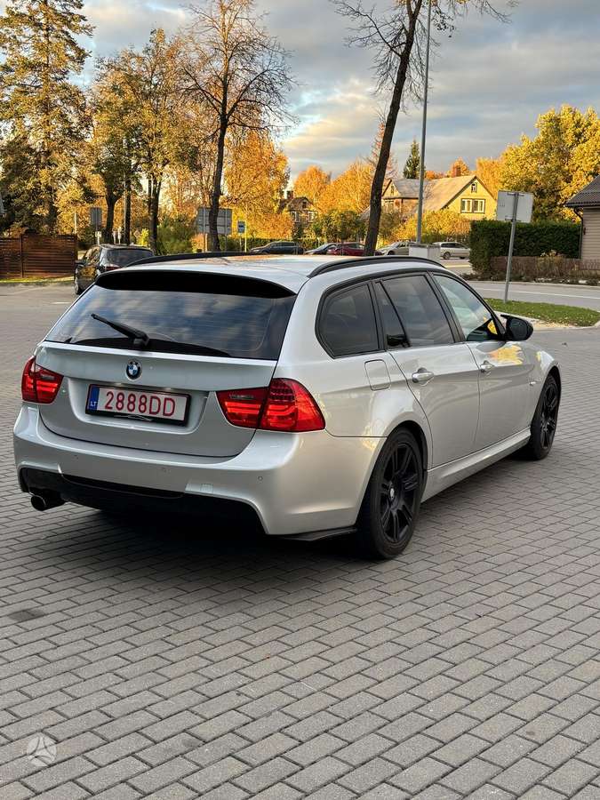 BMW 318 2011 — салон