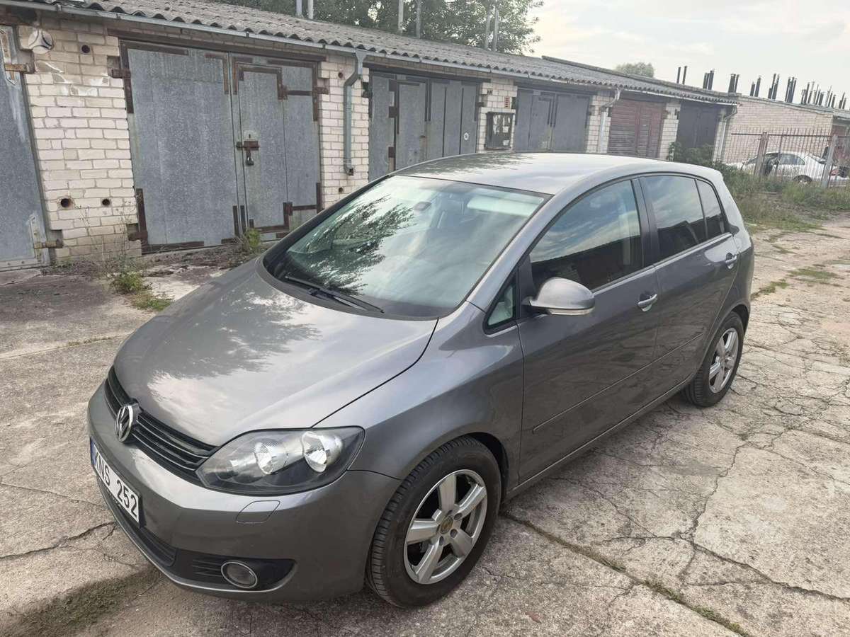 Volkswagen Golf 2010 — салон