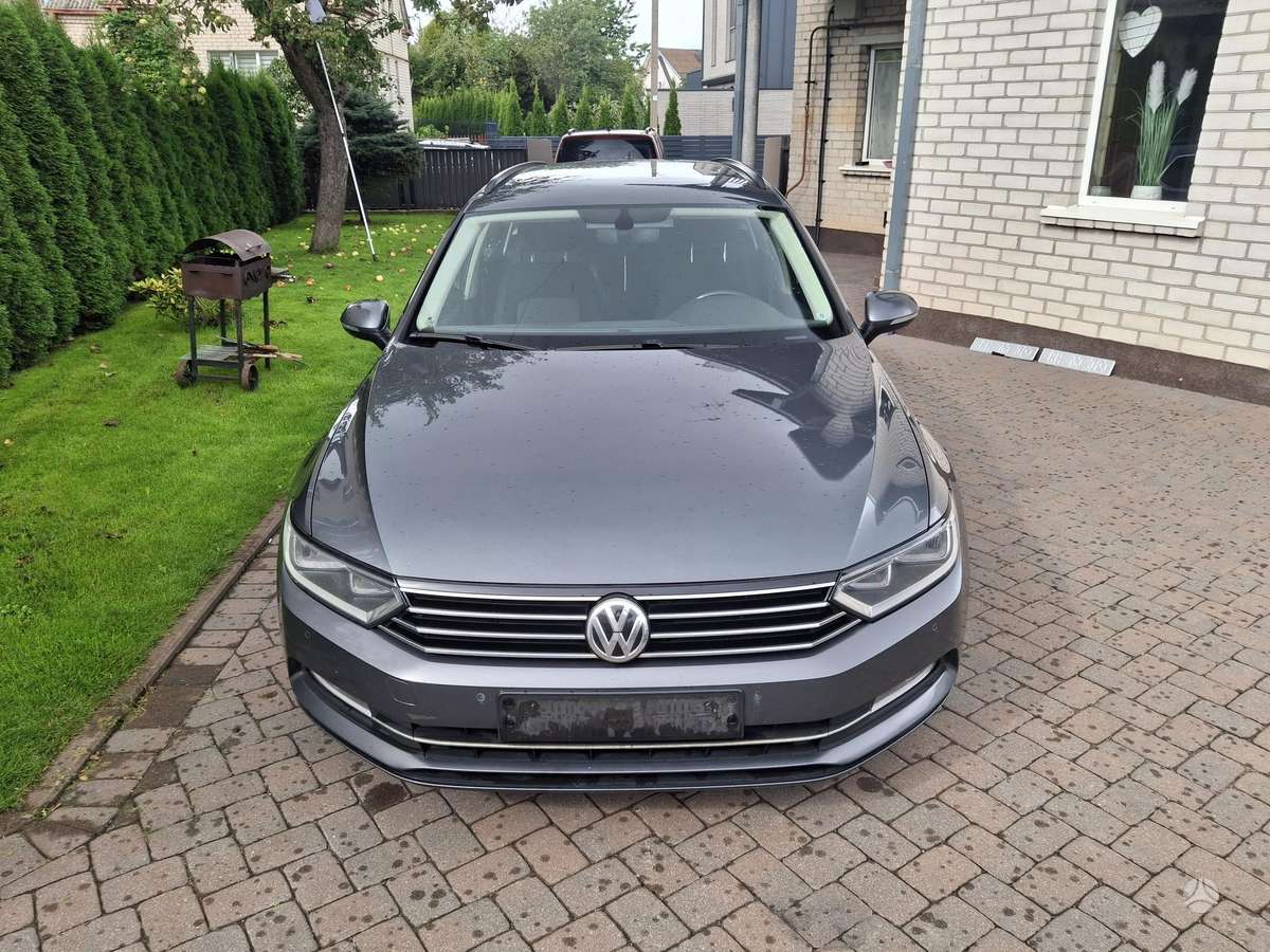 Volkswagen Passat 2015 — rear view