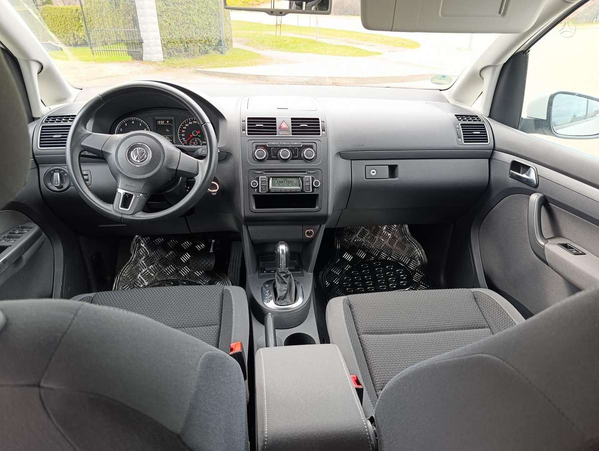 Volkswagen Touran 2010 — interior