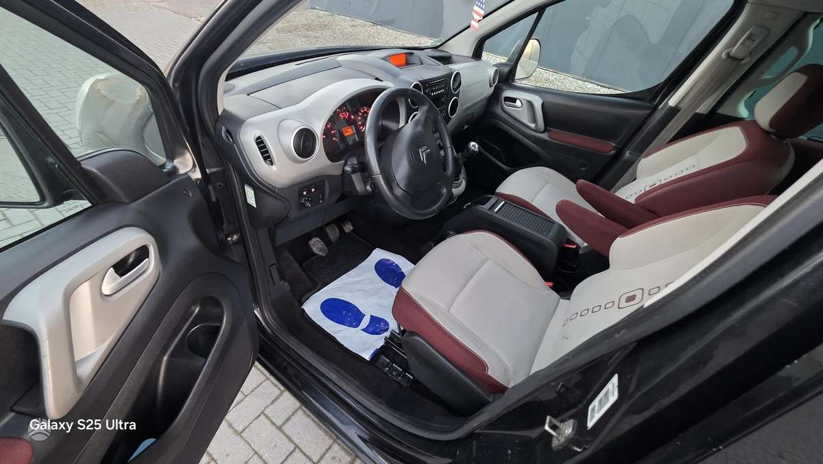 Citroen Berlingo 2011 — салон