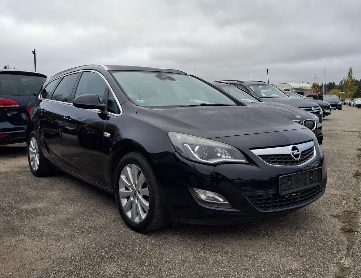 Opel Astra 2011 — вигляд ззаду