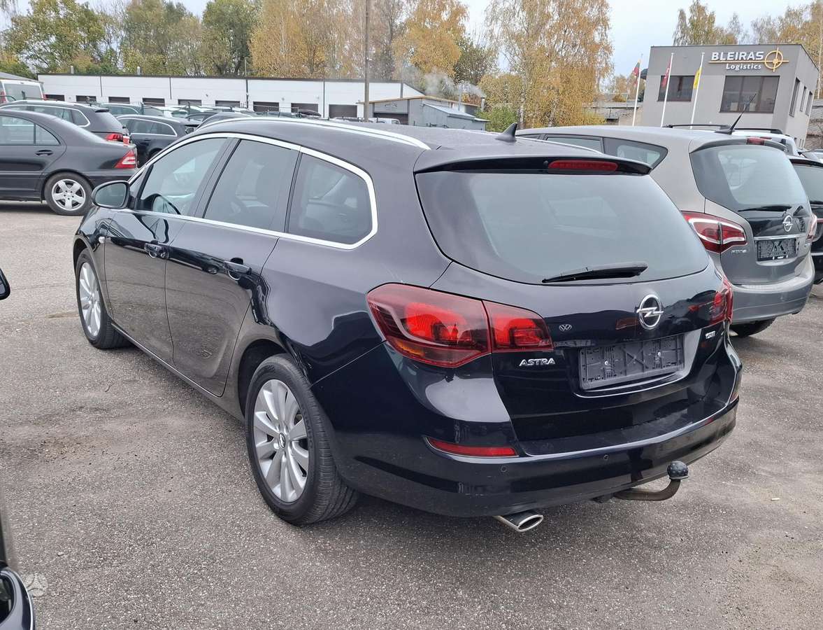 Opel Astra 2011 — салон