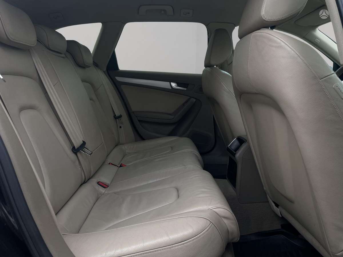 Audi A4 2010 — photo 9