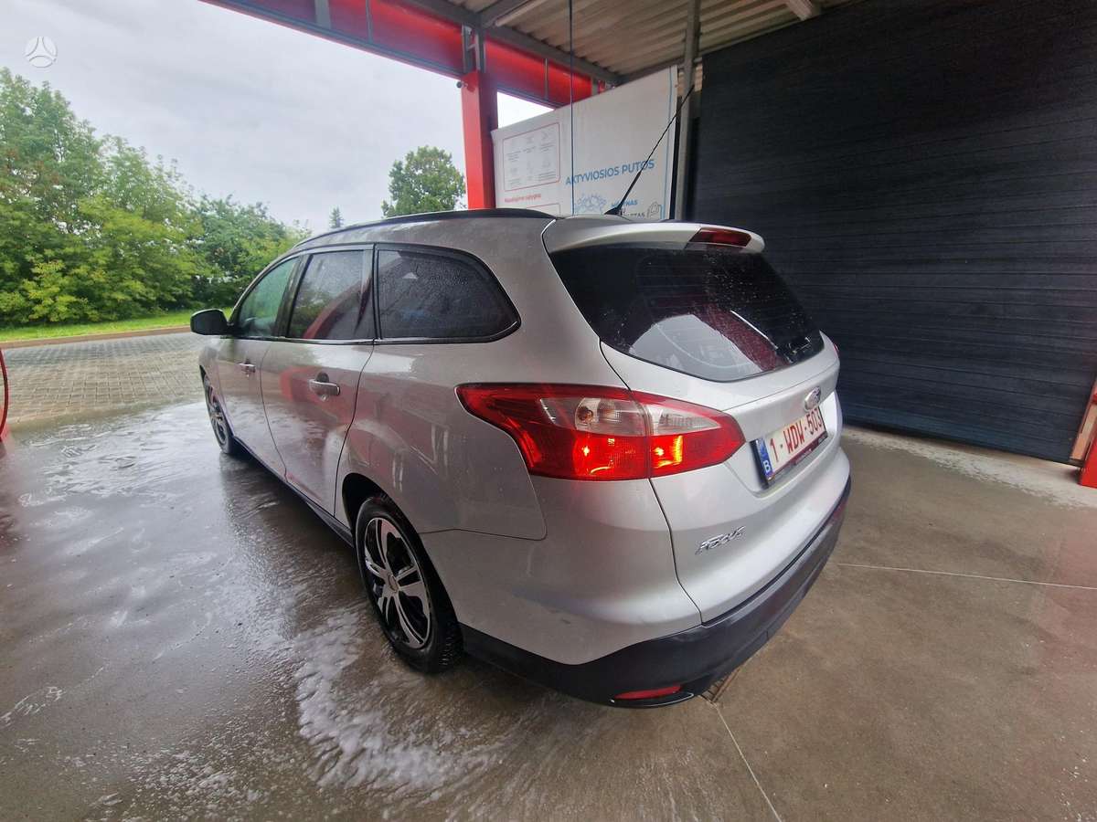 Ford Focus 2011 — photo 8