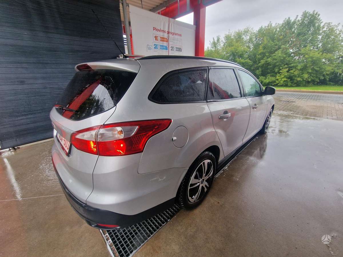 Ford Focus 2011 — photo 9