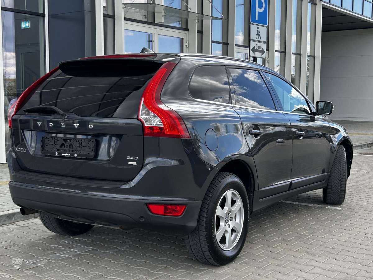 Volvo XC60 2010 — салон
