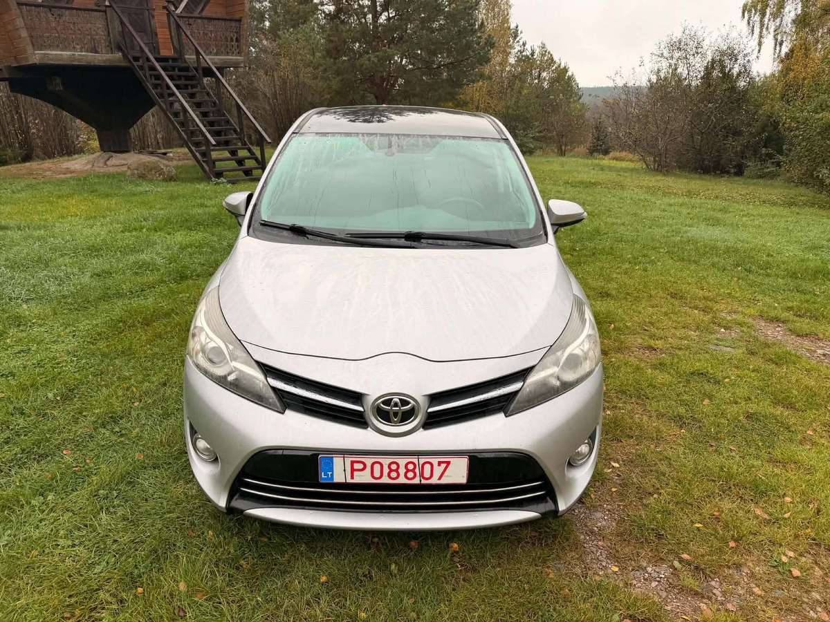 Toyota Verso 2015 — rear view