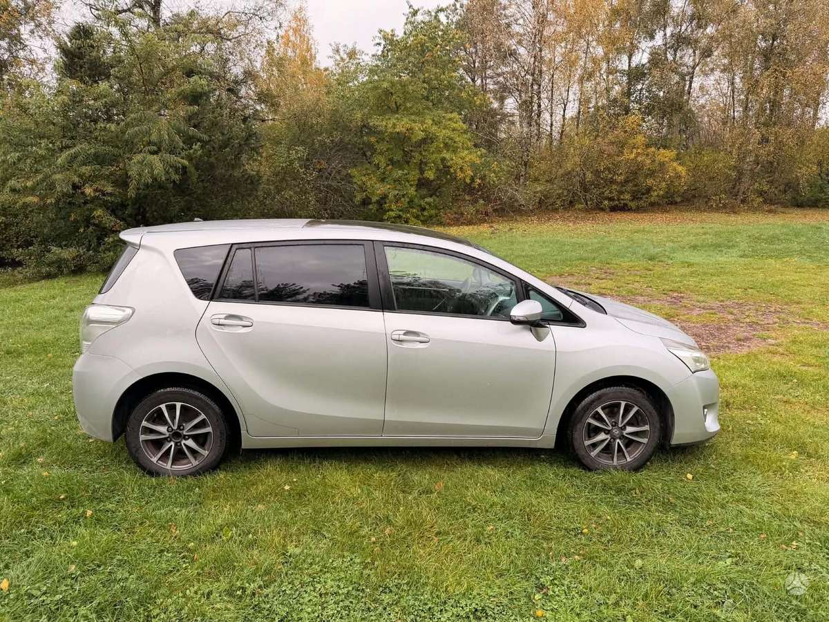 Toyota Verso 2015 — interior