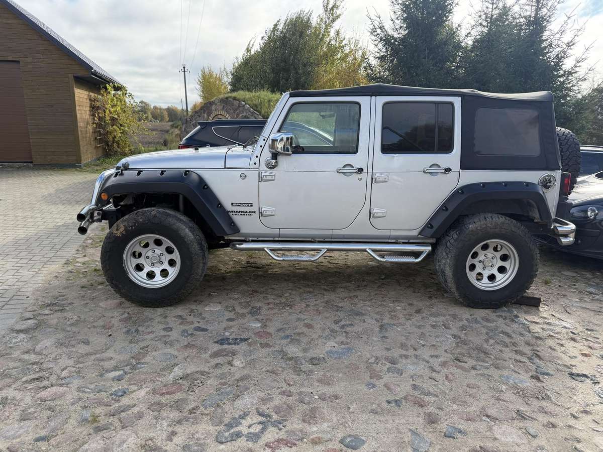 Jeep Wrangler 2012 — салон