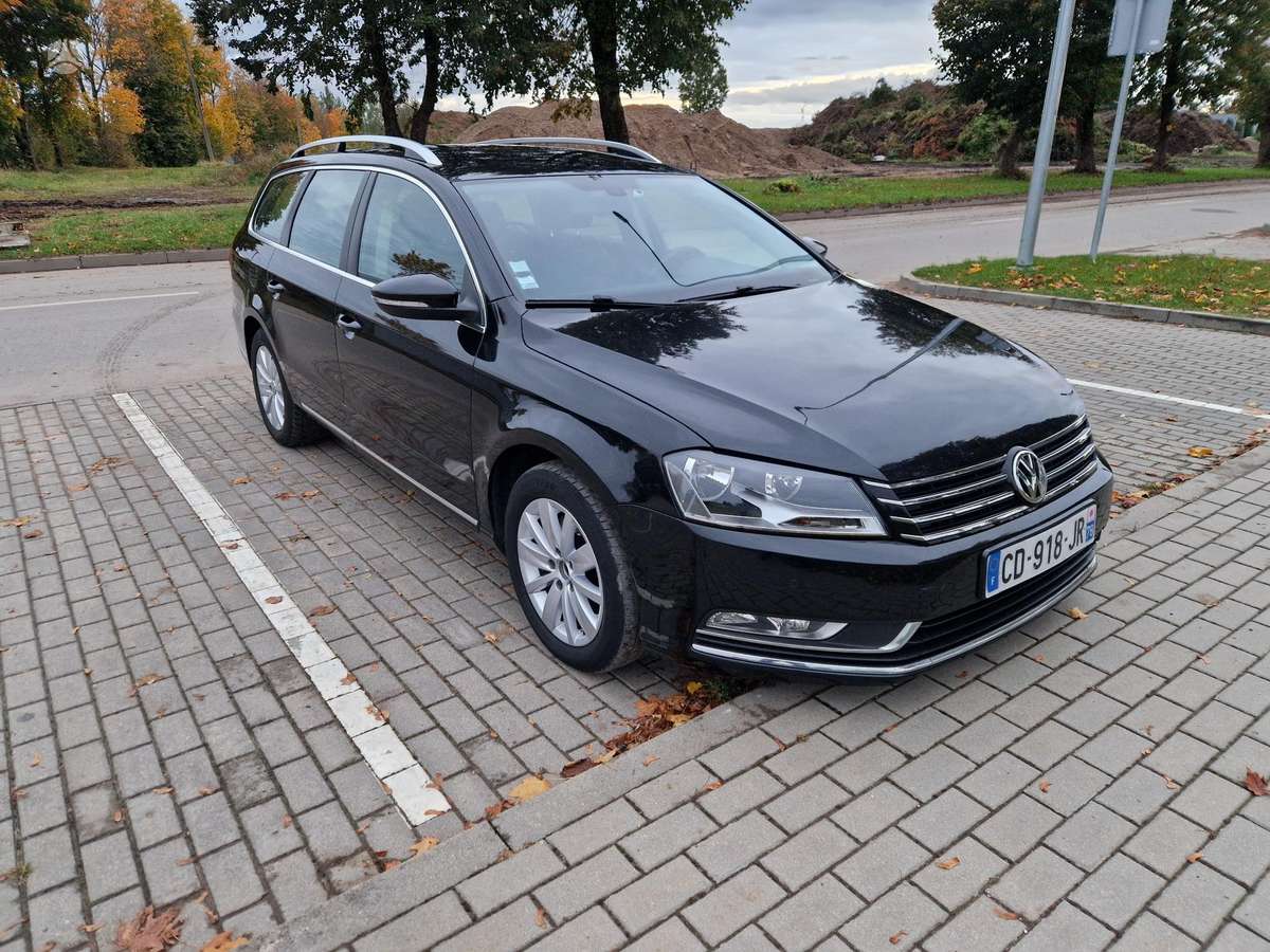 Volkswagen Passat 2012 — rear view