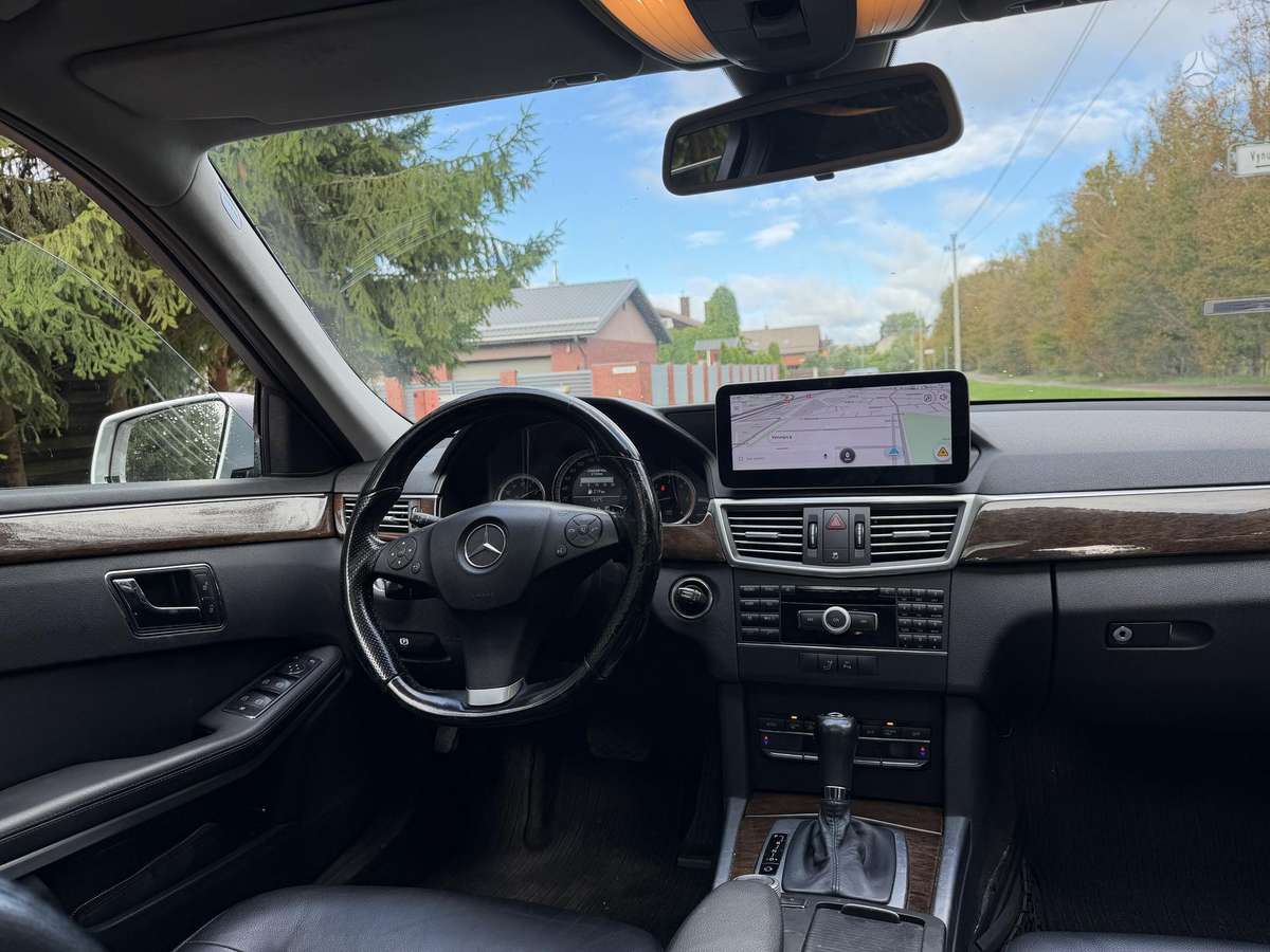 Mercedes-Benz E220 2010 — вигляд ззаду