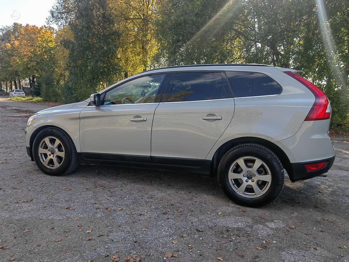 Volvo XC60 2012 — rear view