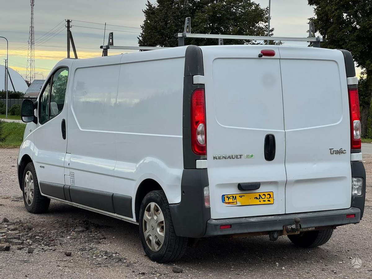Renault Trafic 2014 — rear view