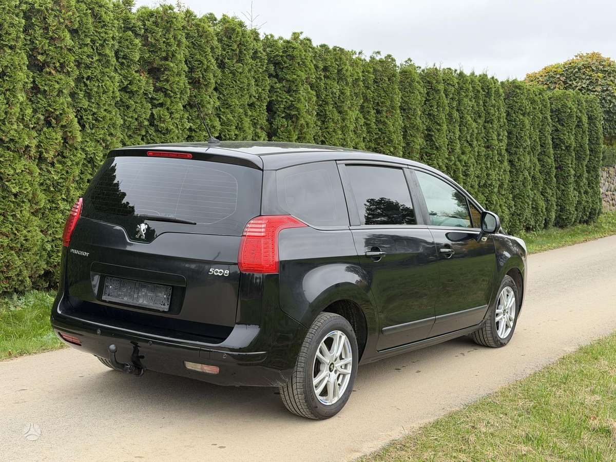 Peugeot 5008 2013 — вигляд ззаду