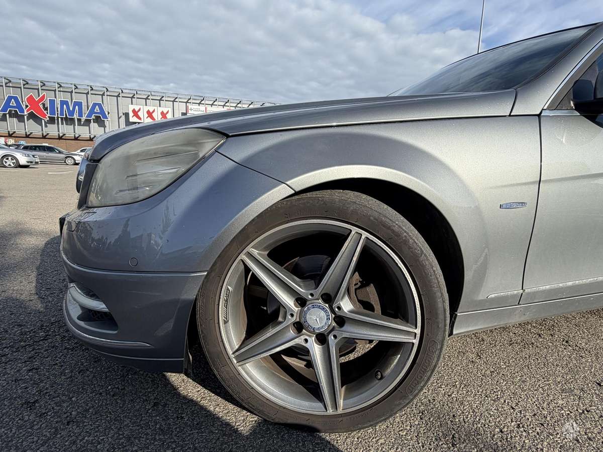 Mercedes-Benz C220 2010 — вигляд ззаду