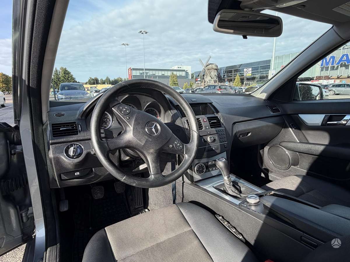 Mercedes-Benz C220 2010 — салон