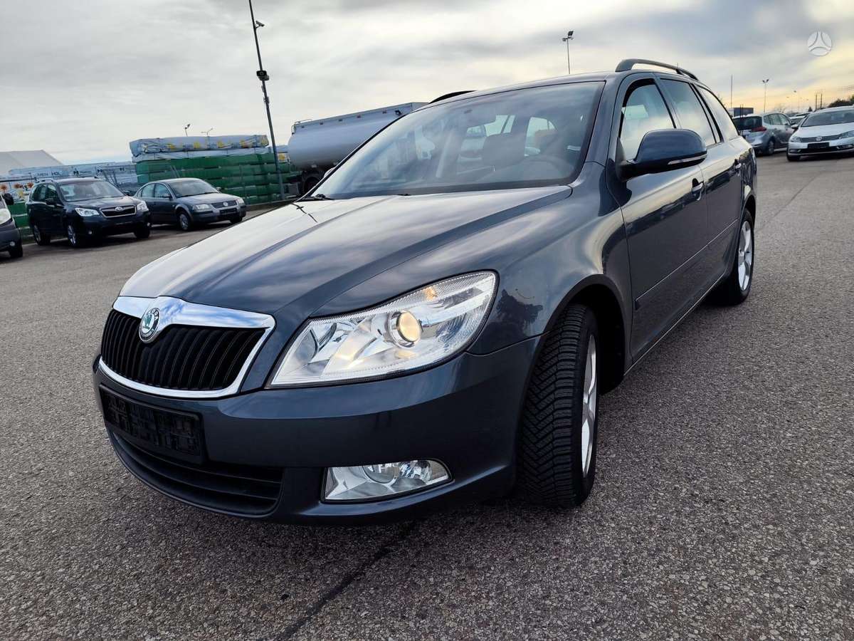 Skoda Octavia 2011 — rear view