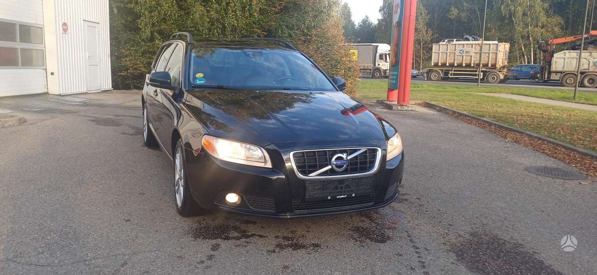 Volvo V70 2013 — rear view
