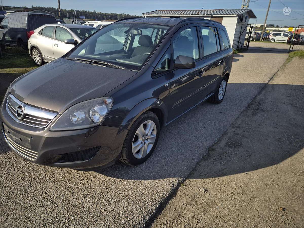 Opel Zafira 2014 — вигляд ззаду