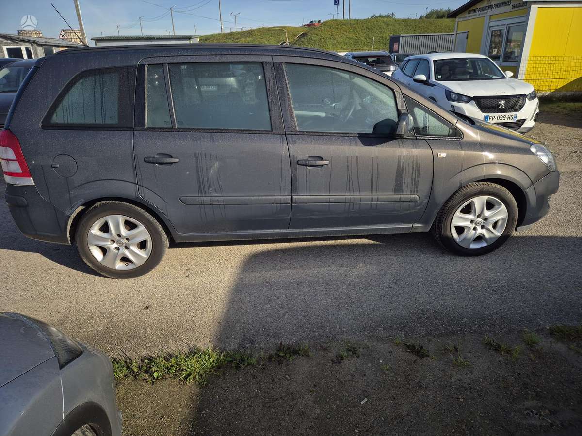 Opel Zafira 2014 — салон