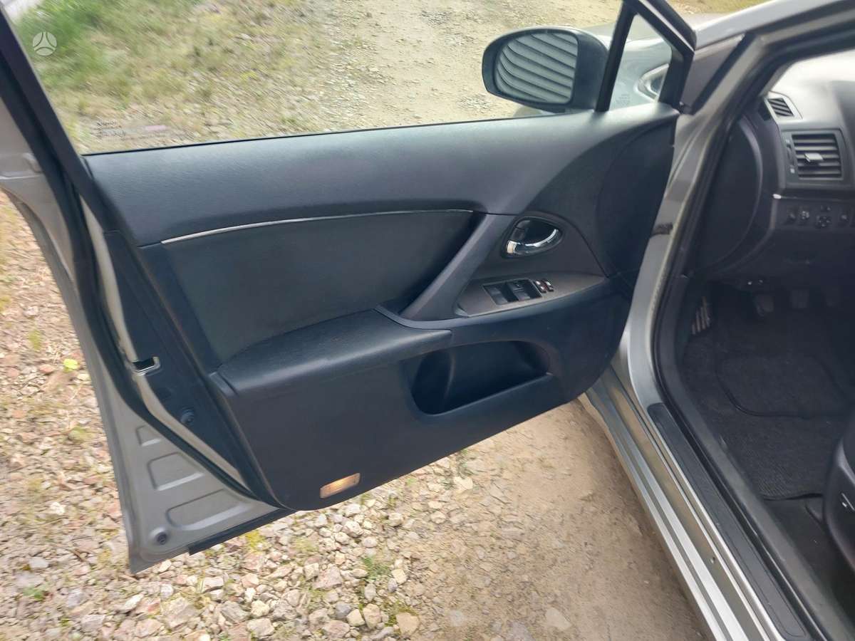 Toyota Avensis 2010 — photo 11