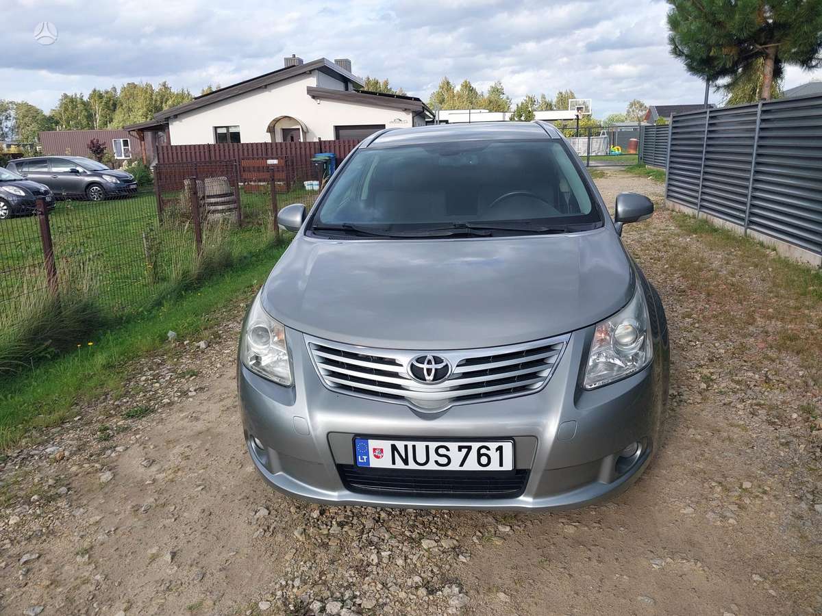 Toyota Avensis 2010 — rear view