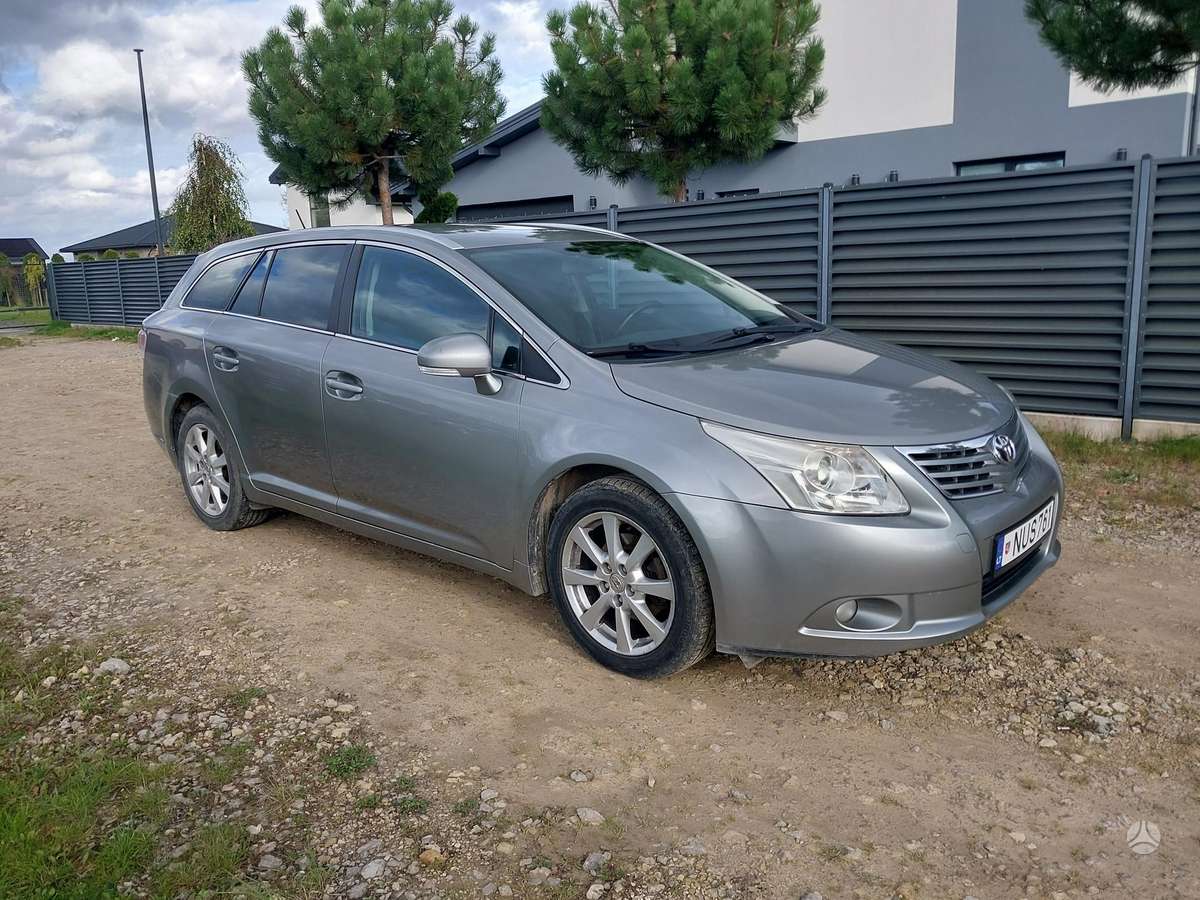 Toyota Avensis 2010 — interior