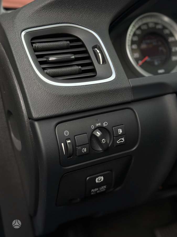 Volvo V60 2012 — photo 12