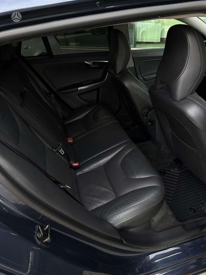 Volvo V60 2012 — photo 17