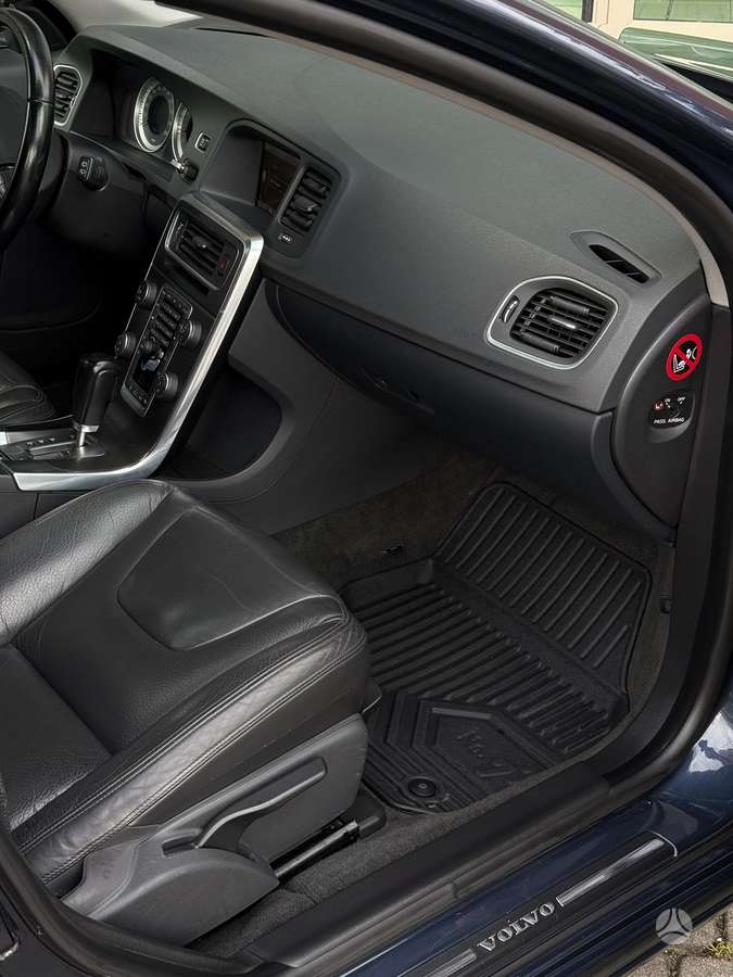Volvo V60 2012 — photo 18