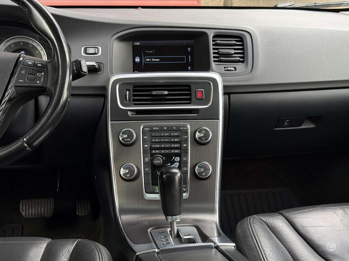 Volvo V60 2012 — photo 24