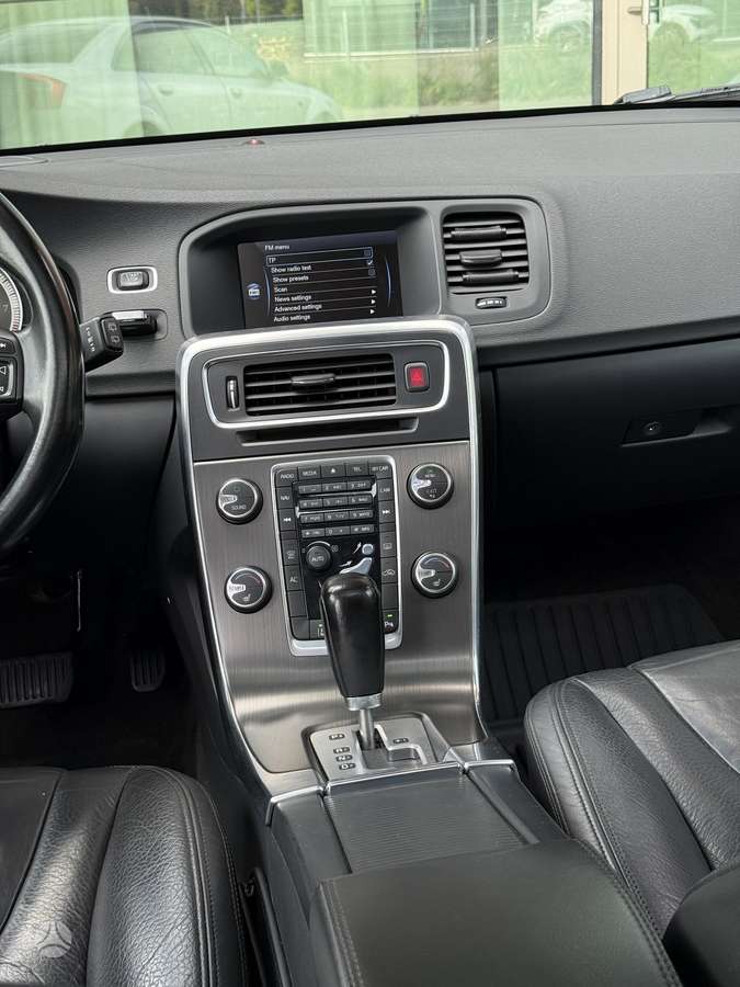 Volvo V60 2012 — photo 35