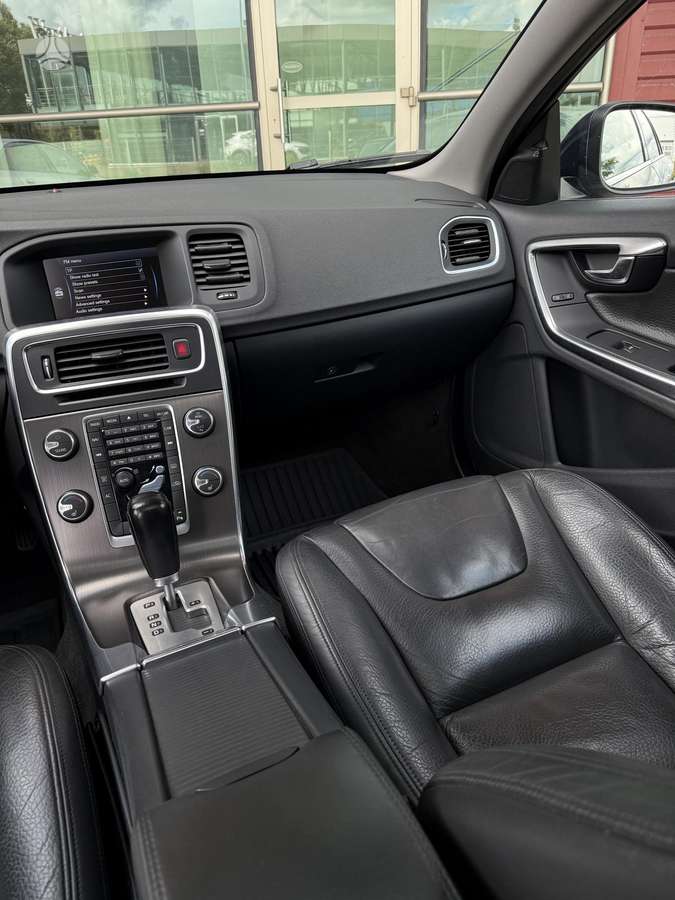 Volvo V60 2012 — photo 36