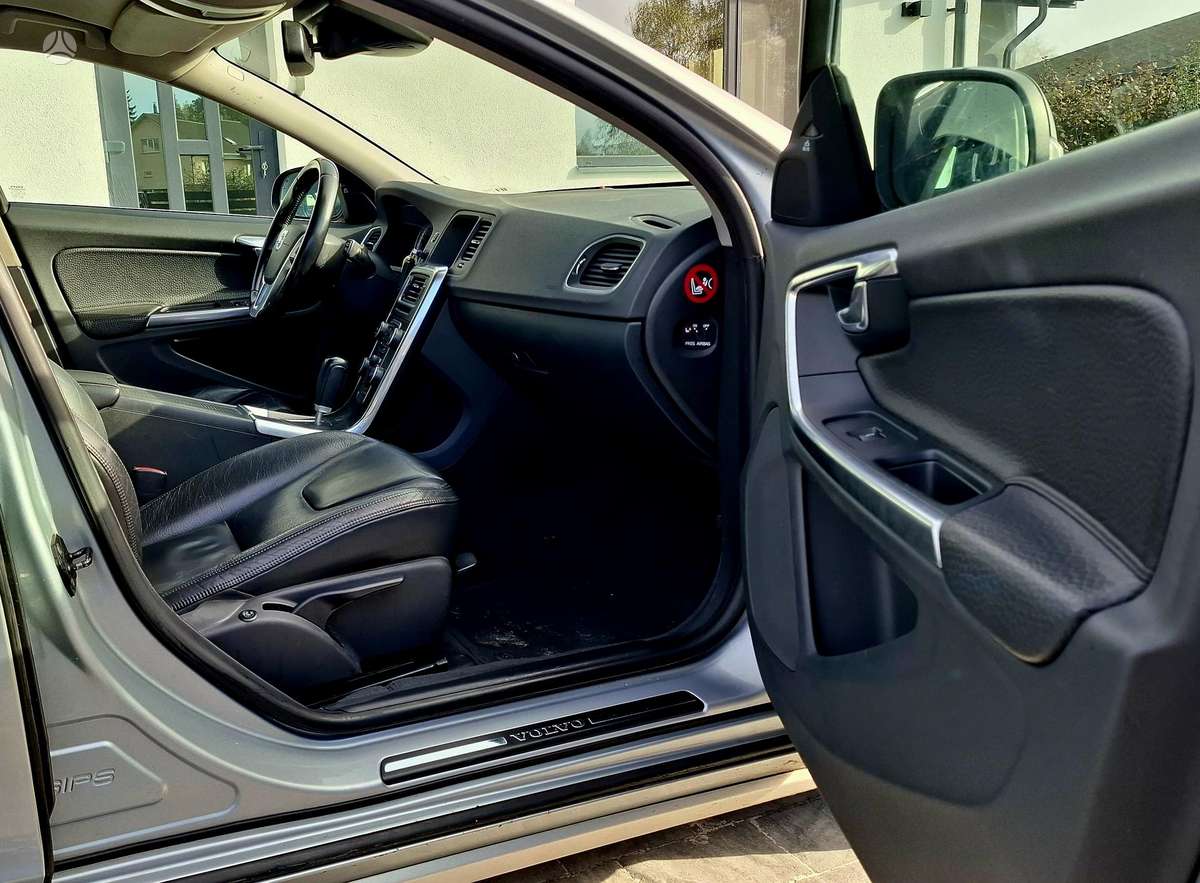 Volvo V60 2012 — photo 10