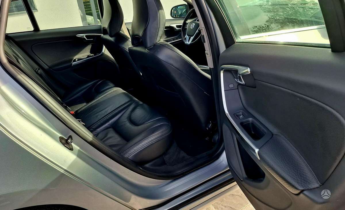 Volvo V60 2012 — photo 15