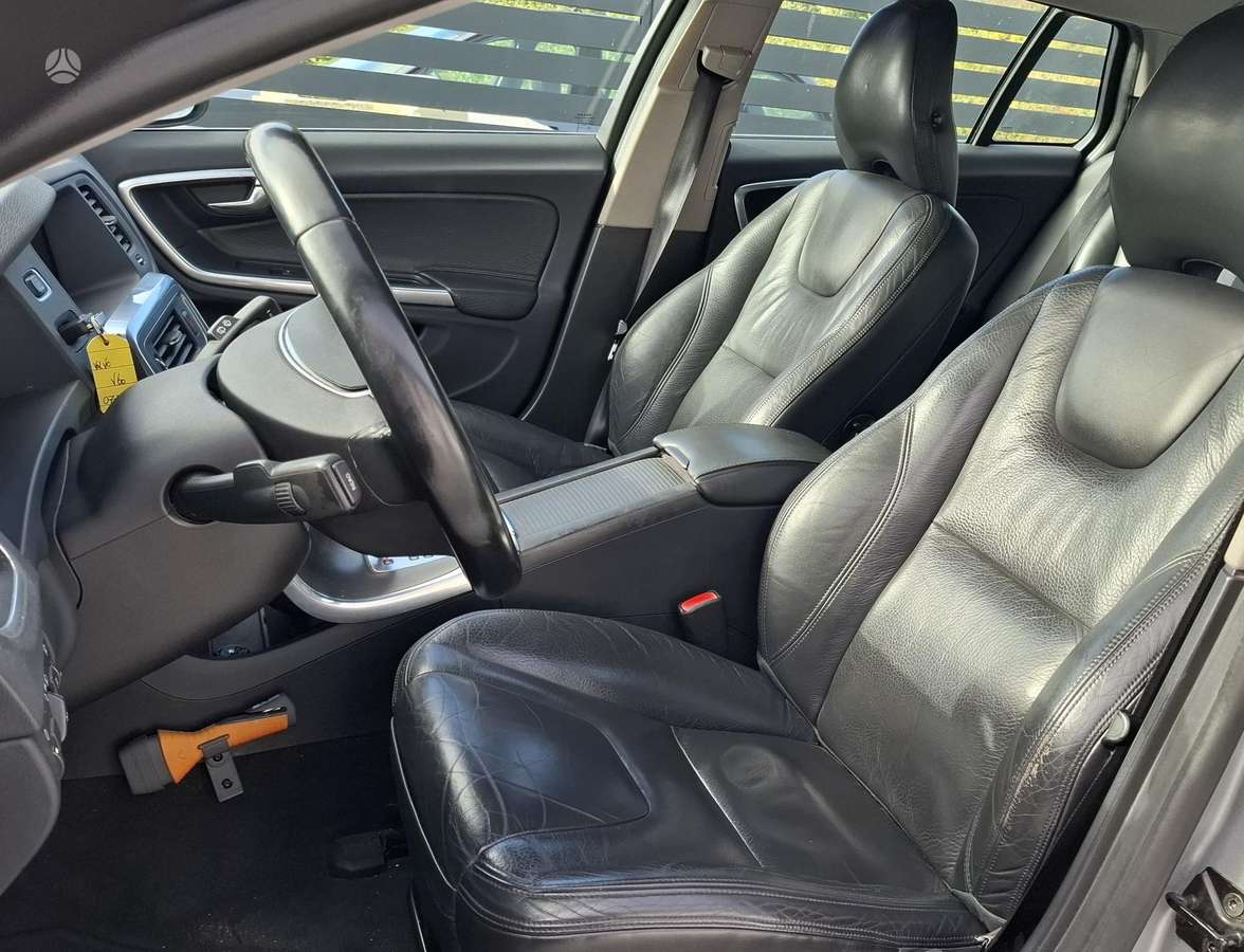 Volvo V60 2012 — photo 18