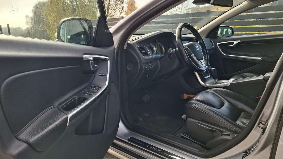 Volvo V60 2012 — photo 19