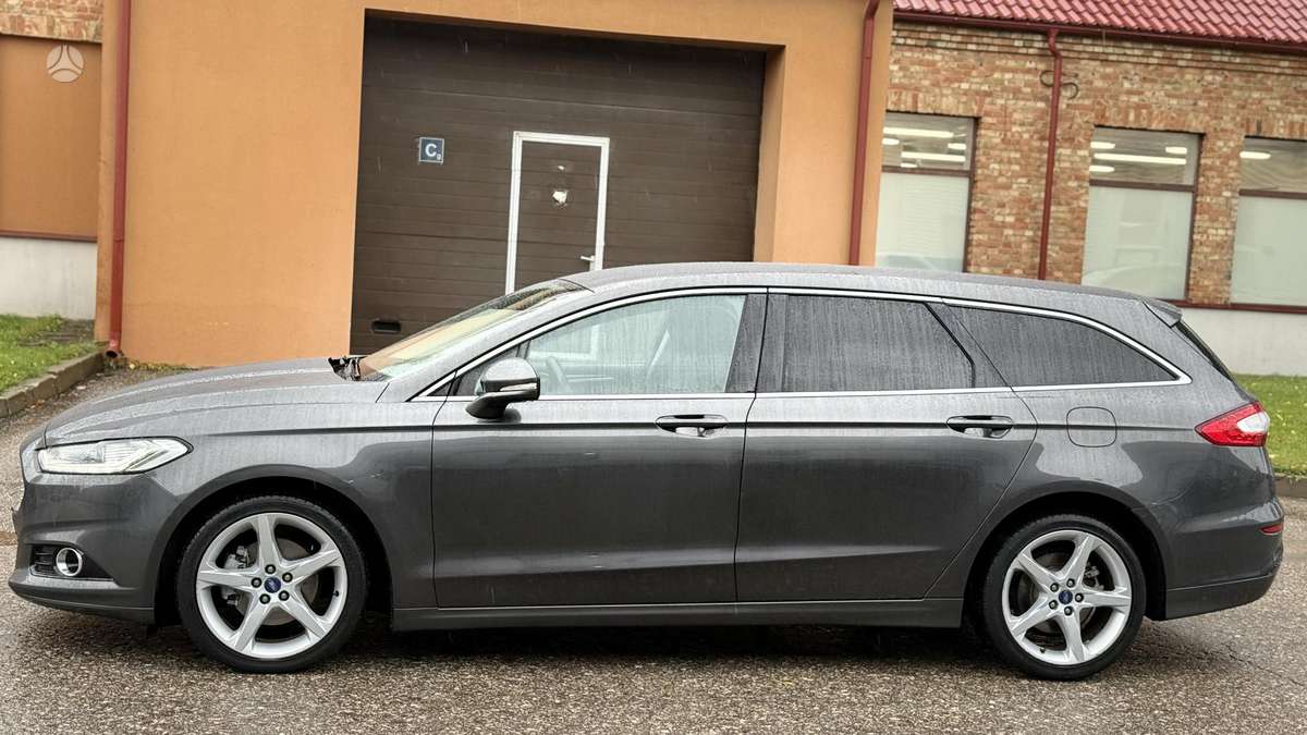 Ford Mondeo 2015 — вигляд ззаду