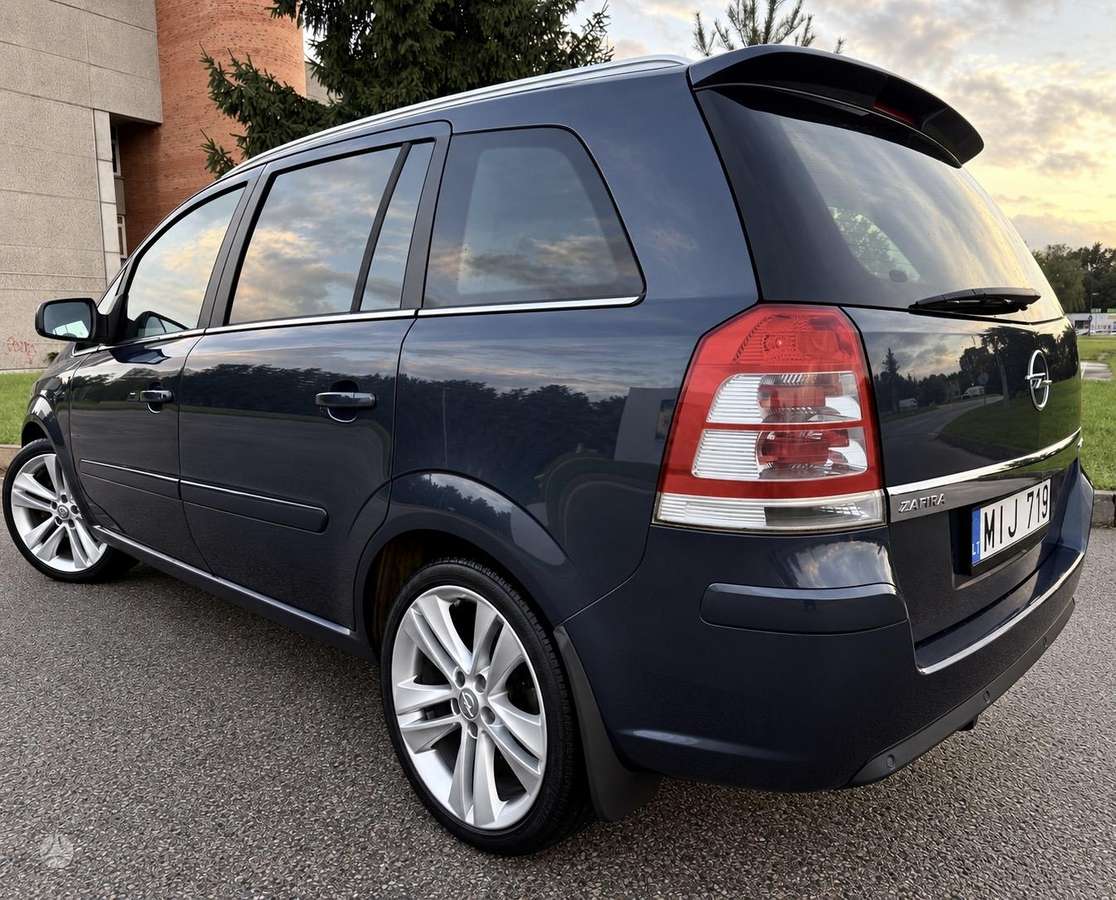 Opel Zafira 2010 — фото 21