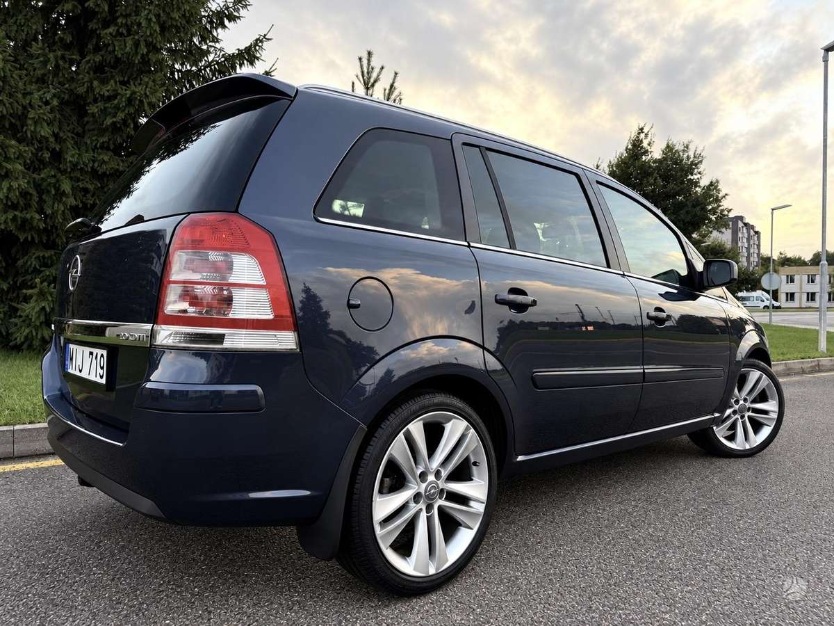 Opel Zafira 2010 — фото 26